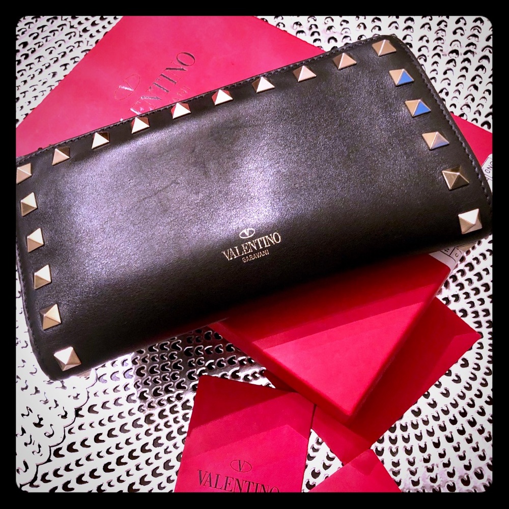 ✨Valentino Rockstud Wallet ✨